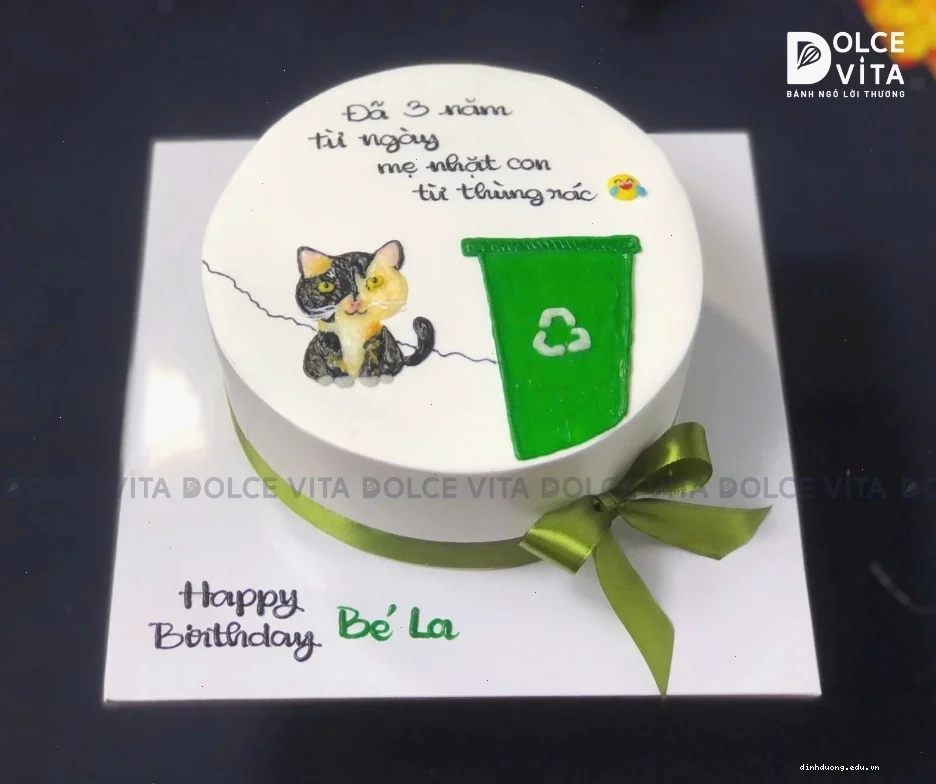 Bánh sinh nhật cho mèo với trang trí màu hồng dễ thương