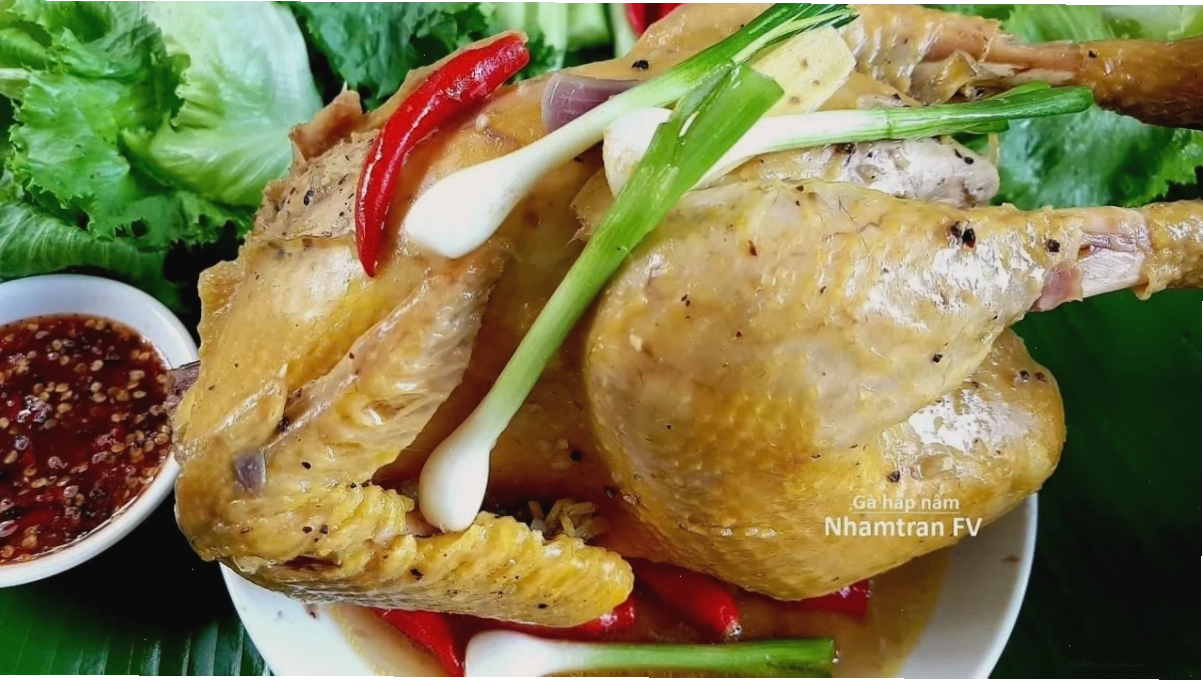 Gà con được chăm sóc với rượu tỏi